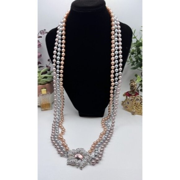 GORGEOUS NOLAN MILLER 3 STRAND FAUX PEARL BIG FLOWER RHINESTONE CLASP NECKLACE - Picture 1 of 11